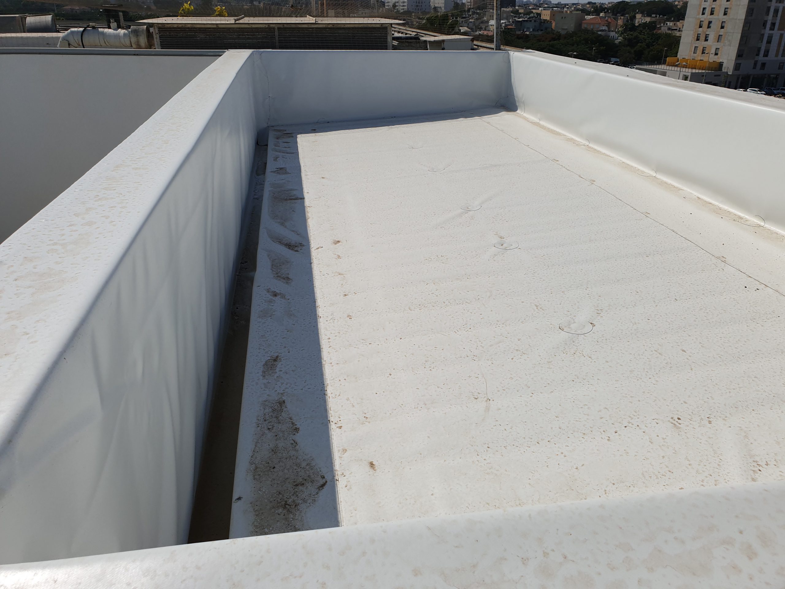 איטום מלא - גג משופע+תעלה ומעקה